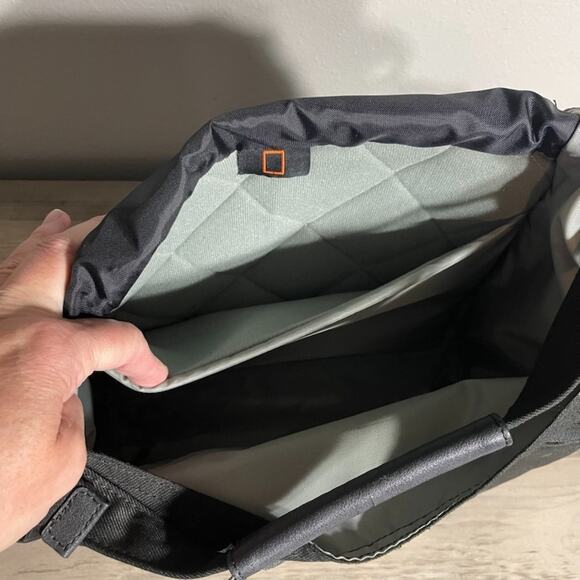 Lowepro LP36616 Urban Reporter 150 Camera Video Messenger Bag - Black - pockets - Picture 11 of 16